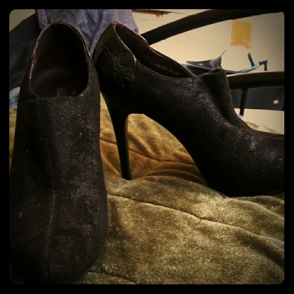 Donald J. Pliner slim heel suede booties